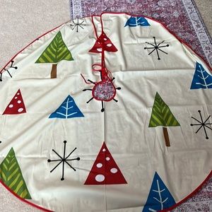 Retro looking Christmas tree skirt